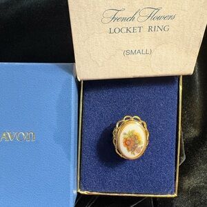 NIB Avon French flowers Locket Ring